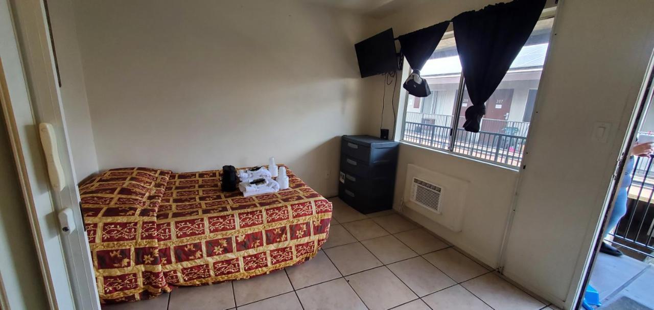 Crown Inn & Suites Spring Valley  Dış mekan fotoğraf