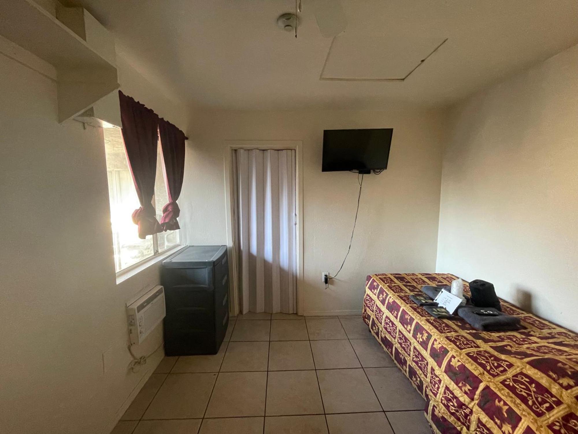 Crown Inn & Suites Spring Valley  Dış mekan fotoğraf